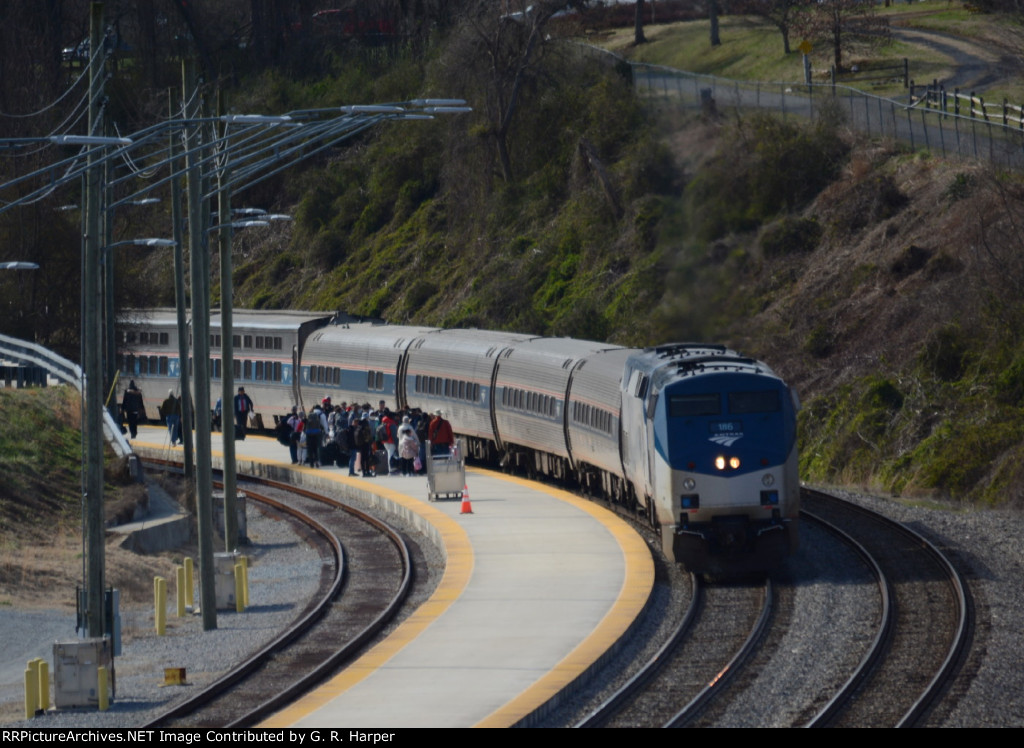 A slightly tardy Crescent, train 20(13), boards a large crowd, many probably from the annulled 176(14)